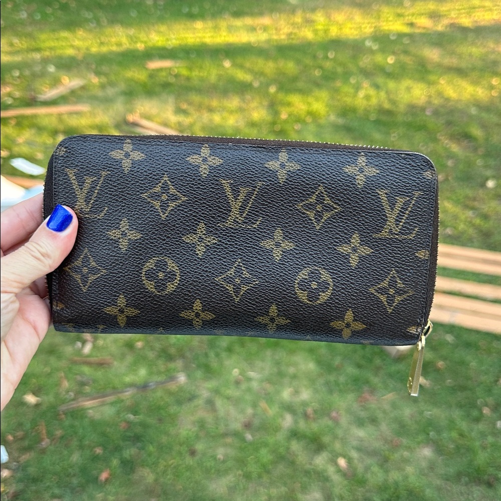 Louis Vuitton Monogram Zippy Wallet - Picture 8 of 16